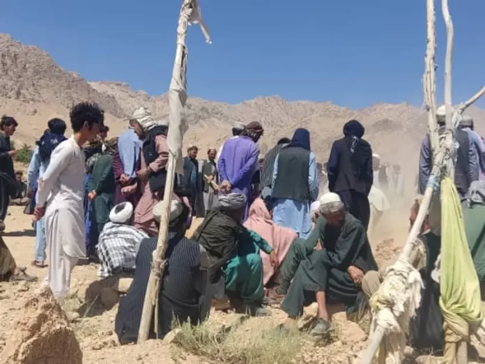 مراسم خاکسپاری پدر و پسری هزاره که اخیرا در جوی نو ارزگان خاص کشته شدند